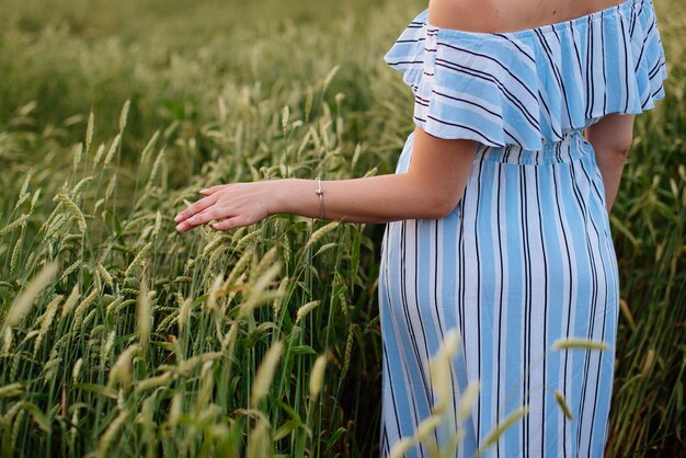 Junge Frau im Sommer in einem Weizenfeld