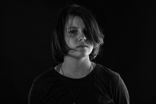 Junge Frau im Studio Schwarz-Weiß-Foto