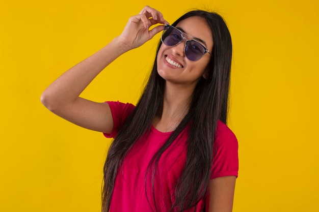 Junge Frau im Studiofoto mit Hemd und Brille
