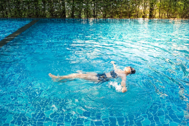 Foto junge frau im swimmingpool