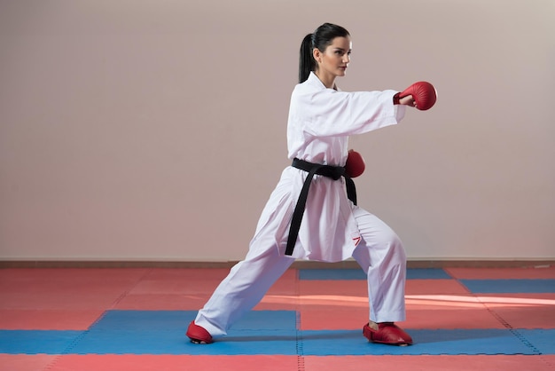 Junge Frau im traditionellen Kimono gekleidet