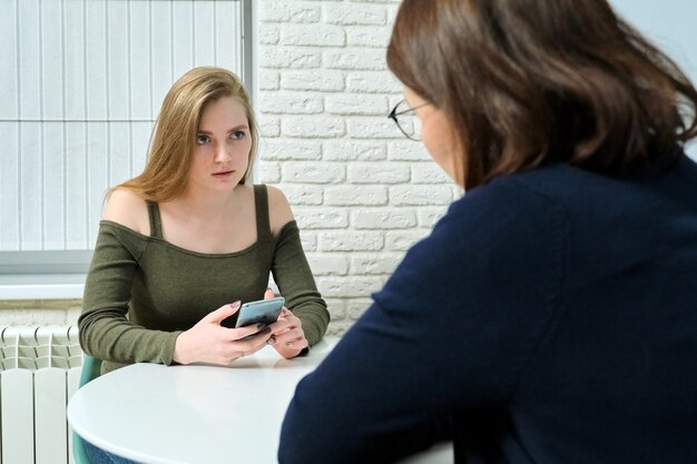 Junge Frau im Treffen mit Psychologin, Studentin, die ihren Problemtherapeuten erzählt