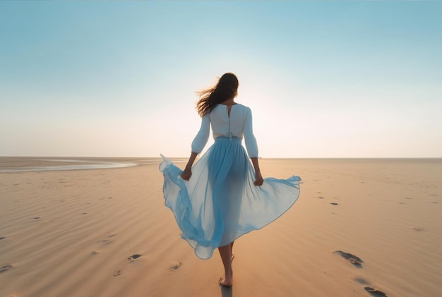 Junge Frau im türkisfarbenen Kleid läuft bei Sonnenaufgang am Strand Generative KI