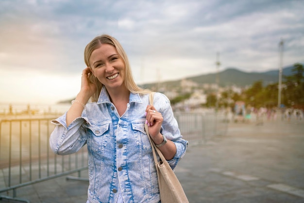 Junge Frau im Urlaub zu Fuß durch den Jachthafen Woman Walking in Marina