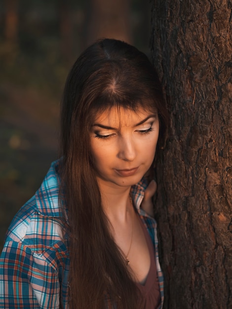 Junge Frau im Wald