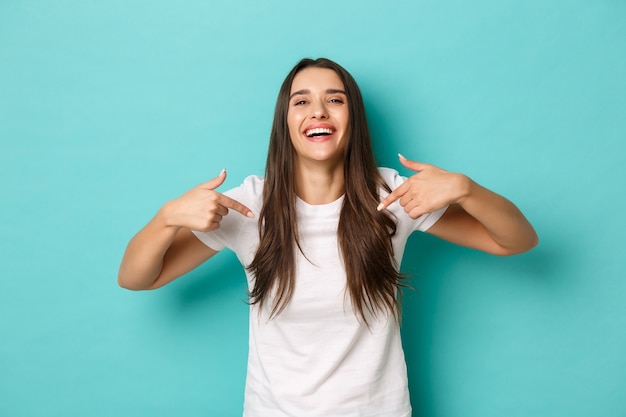 Junge Frau im weißen T-Shirt posiert