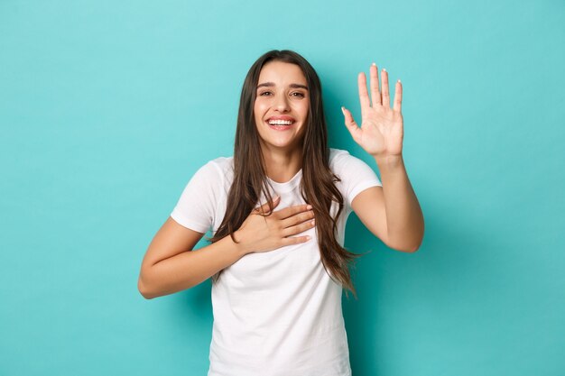 Junge Frau im weißen T-Shirt posiert