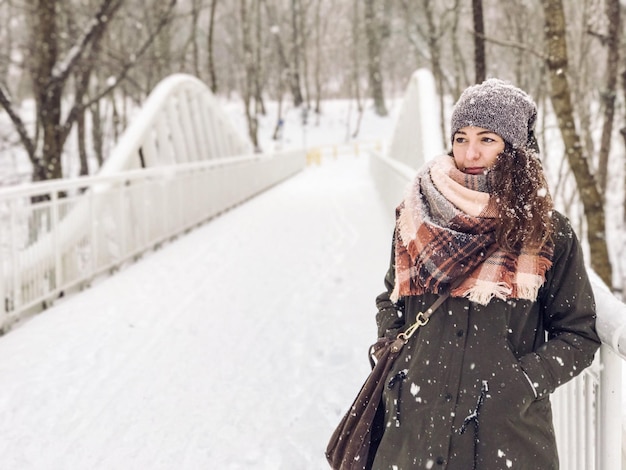 Junge Frau im Winter