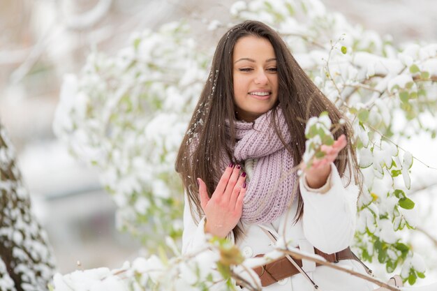 Junge Frau im Winter