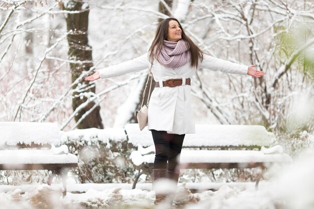 Junge Frau im Winter