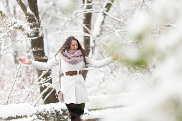 Junge Frau im Winter