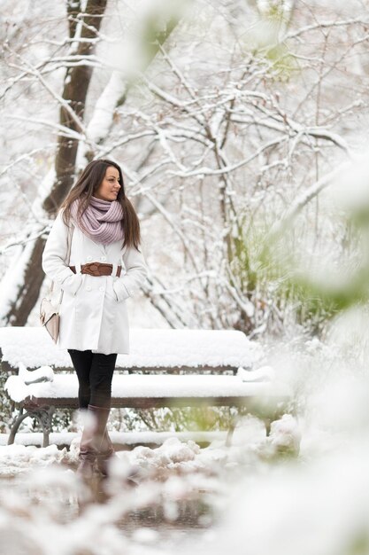 Junge Frau im Winter