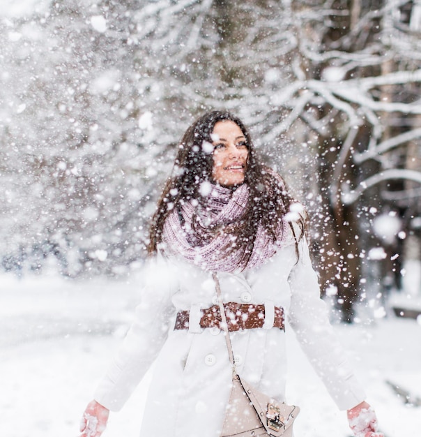 Junge Frau im Winter