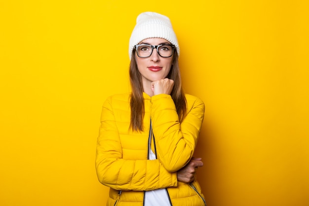 Junge Frau in Brille und gelber Jacke