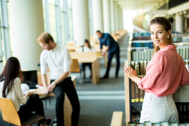 Junge Frau in der Bibliothek