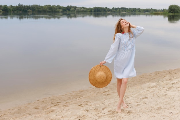 Junge Frau in der Nähe des Flusses am Strand, der sich im Sommer ausruht