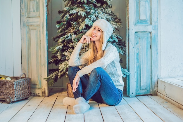 junge Frau in der Nähe von Weihnachtsbaum