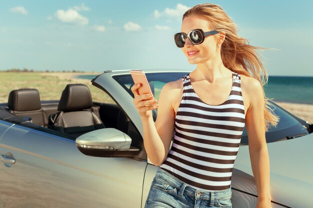 Junge Frau in der Sonnenbrille, die Selbstporträt macht