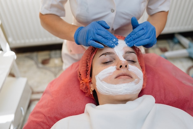 Junge Frau in der Spa-Klinik