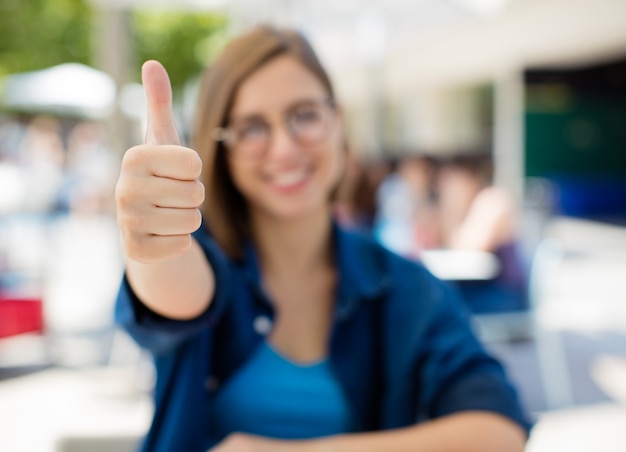 junge Frau in der Universität OK Zeichen