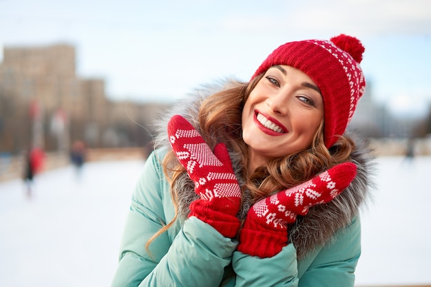 Junge Frau in der Winterjacke im Freien