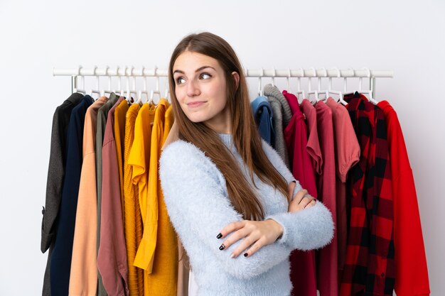 Junge Frau in einem Bekleidungsgeschäft zu lachen