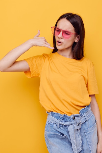 Junge Frau in einem gelben T-Shirt Emotionen Sommer Stil isoliert Hintergrund