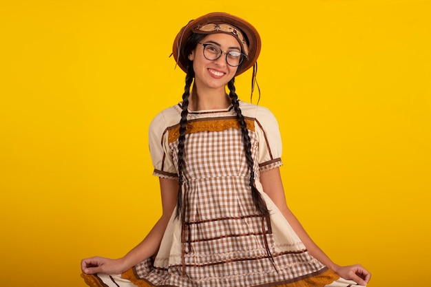 Junge Frau in einem Juni-Partykleid in einem Studiofoto Festa Junina