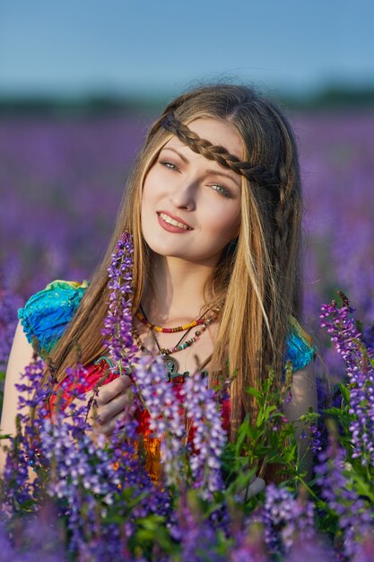 Junge frau in einem regenbogenkleid im freien