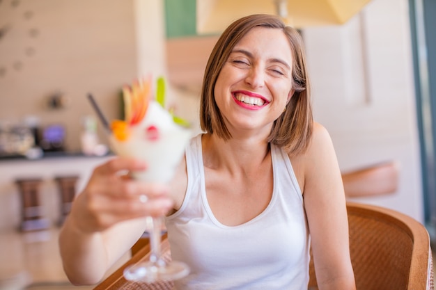 junge Frau in einem Resort mit Cocktail