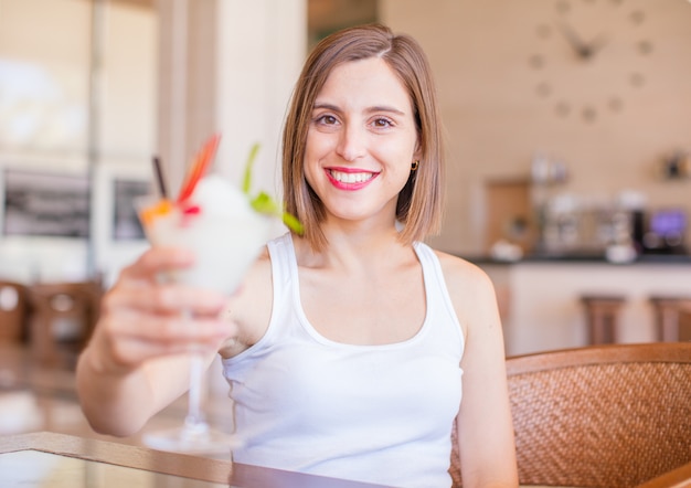 junge Frau in einem Resort mit Cocktail