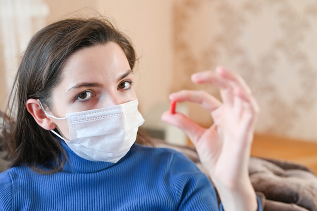 Junge Frau in einem Verband nimmt Pillen