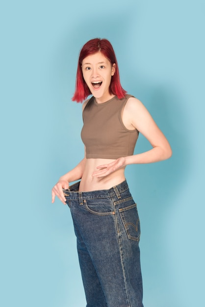 Junge Frau in großen Jeans