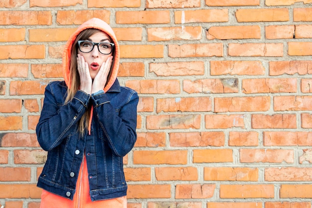 Junge Frau in Jeansjacke und Brille