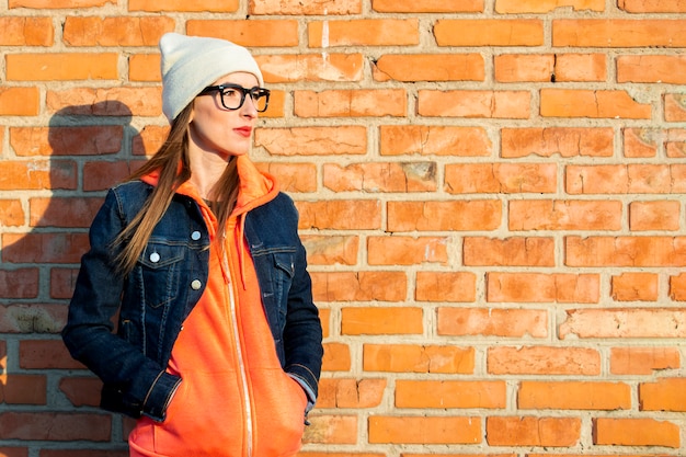 Junge Frau in Jeansjacke und Brille