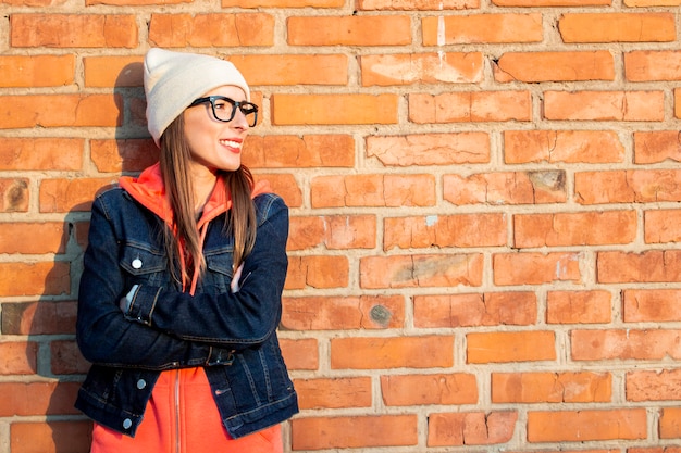 Foto junge frau in jeansjacke und brille