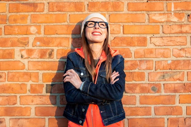 Junge Frau in Jeansjacke und Brille