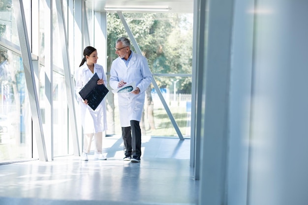 Junge Frau in medizinischer Uniform, während sie ihre Fähigkeiten in einer modernen Klinik übt