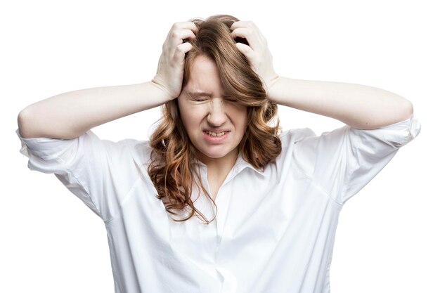 Junge Frau in Stress hält ihren Kopf Pretty brownhaired Woman in a white shirt Isolated on white Background