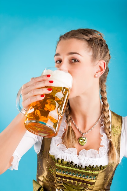 Foto junge frau in traditioneller kleidung - dirndl oder tracht