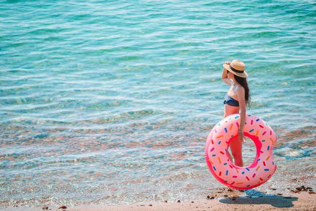 Junge Frau in Weiß am Strand