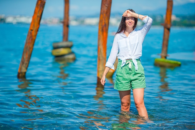 Junge Frau in Weiß am Strand