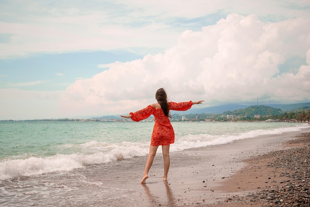 Junge Frau in Weiß am Strand