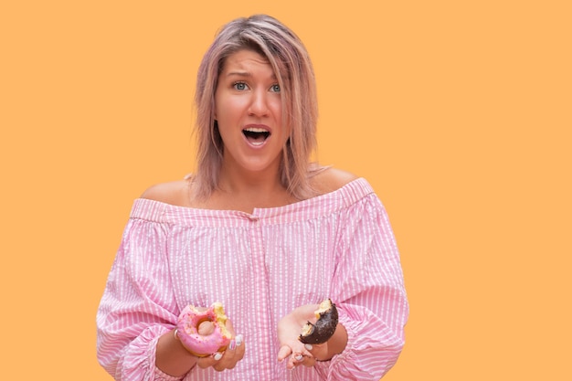 Junge Frau ist überrascht, wie viele Donuts sie isst