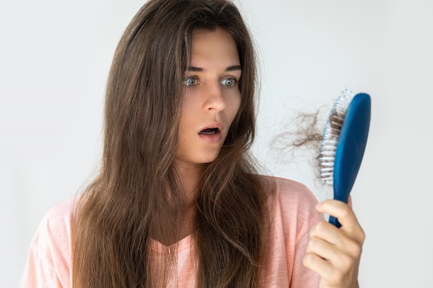 Junge Frau ist wegen Haarausfall verärgert