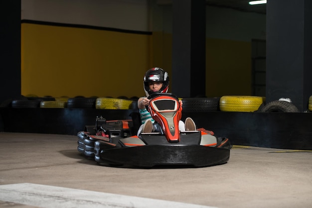 Junge Frau Karting Racer