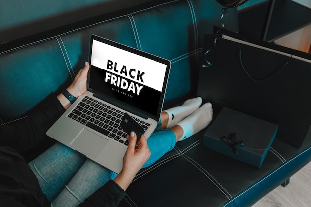 Junge Frau kauft am Black Friday zu Hause online ein