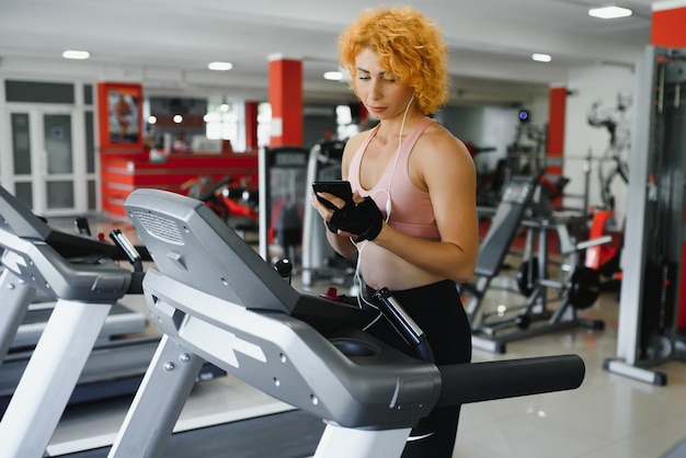 Junge Frau läuft auf einem Laufband