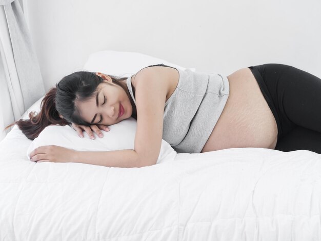 Junge Frau liegt im Bett