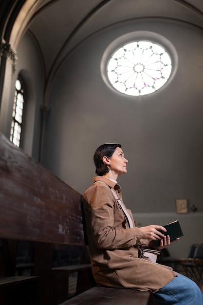 Foto junge frau liest in der kirche die bibel